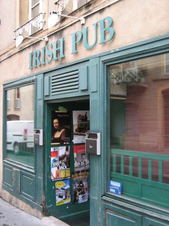 Joël Leick pose irish pub